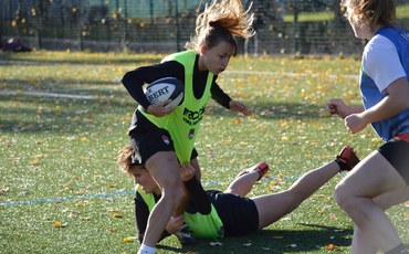 louattitude-un-rassemblement-de-jeunes-joueuses-de-rugby-unique_zkIrQMS.jpeg